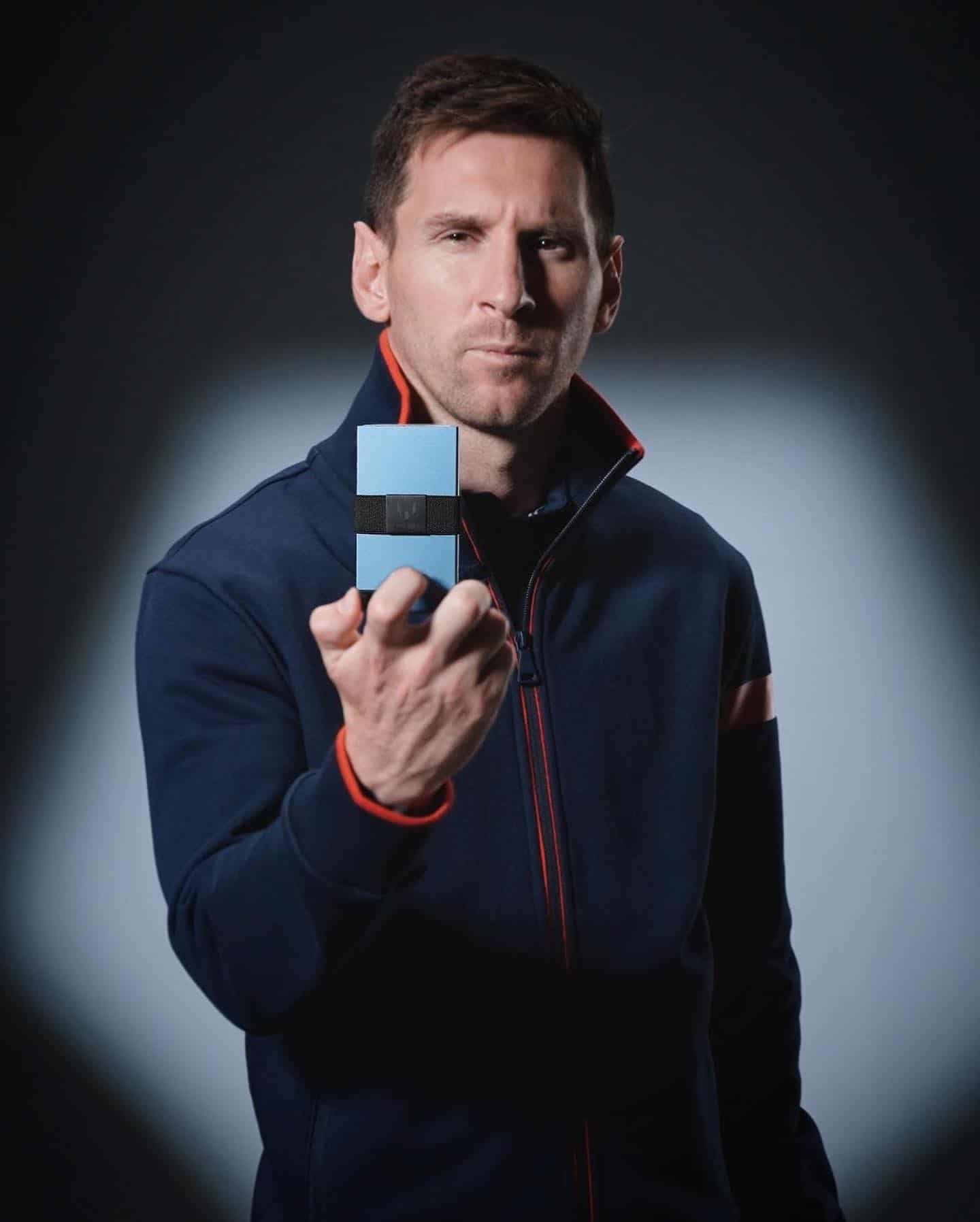 Messi holding an Ekster wallet